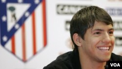 Sergio Aguero dalam sebuah jumpa pers di Stadion Vicente Calderon, di Madrid, 5/6/2006. (AP Photo/Bernat Armangue)