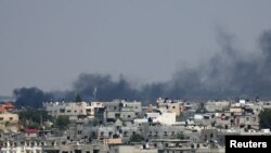 Asap mengepul setelah serangan Israel, di Khan Younis, Jalur Gaza selatan Selasa 9 Mei 2023. (Foto: Ibraheem Abu Mustafa/Reuters) 