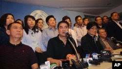 Pemimpin Partai Demokrat Thailand dan mantan perdana menteri Prime Minister Abhisit Vejjajiva (tengah) dalam sebuah jumpa pers didampingi para anggota partai lainnya (8/12). (AP/Sakchai Lalit)