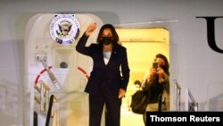 카멀라 해리스 미국 부통령이 두 번째 방문국인 멕시코에 도착해 손을 흔들고 있다. 