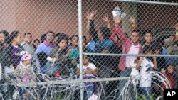  Migranti iz Centralne Amerike u El Pasu, Teksasu