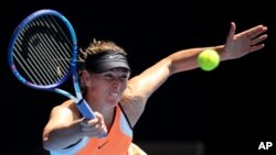 Maria Sharapova de la Russie renvoie un coup droit à Serena Williams des Etats-Unis lors de leur match de l’Open de quart de finale des championnats de tennis d'Australie à Melbourne, en Australie, 26 janvier, 2016. (AP Photo / Rick Rycroft)