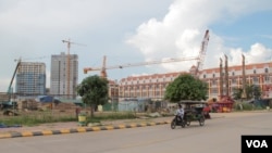 រូបឯកសារ៖ ទិដ្ឋភាពនៃទីក្រុងភ្នំពេញ ដែលពោរពេញដោយអគារ​ខ្ពស់ៗ កាលពីថ្ងៃ​ទី​២៩ ខែ​កញ្ញា ឆ្នាំ​២០១៤។ (នូវ ពៅលក្ខិណា/VOA)