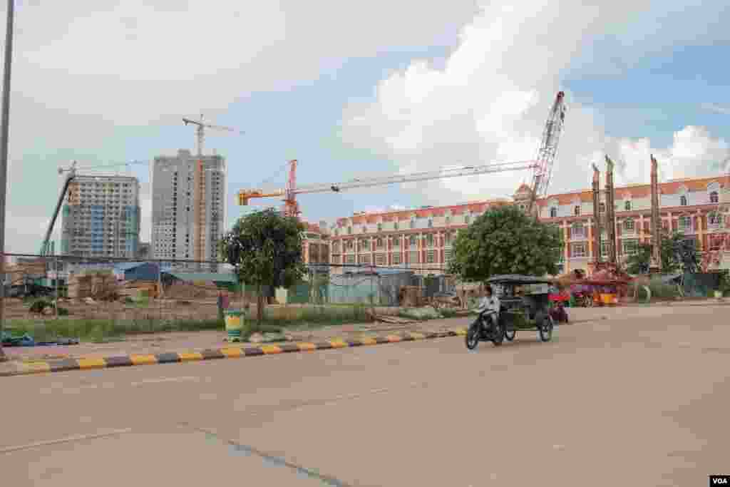 The construction of skyscraper in Phnom Penh, September 29, 2014. (Nov Povleakhena/VOA Khmer) 