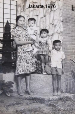 L S Veronica Sinaga dan anak-anak (dok: Debora Nainggolan)