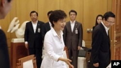 Presiden Korea Selatan Park Geun-hye (tengah) hadir untuk memimpin pertemuan keamanan membahas KTT Korea Selatan dan Korea Utara di rumah kepresidenan di Seoul, Korea Selatan (10/6).