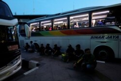 Menjelang Idul Fitri tahun lalu, para pemudik menunggu kedatangan bus di Stasiun Bus Pulo Gebang, Jakarta. (foto: dok.)