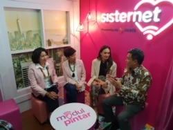 (ki-ka) : Sekjen Kominfo Rosarita Niken Widiastuti, Direktur Jaringan PT XL Axiata Yessie D Yosetya, aktris Nadine Chandrawinata dalam acara peluncuran "Pojok Pintar-Sisternet" di Pressroom Kominfo, Jakarta, Senin (4/3) (VOA/Ghita)