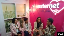 (ki-ka) : Sekjen Kominfo Rosarita Niken Widiastuti, Direktur Jaringan PT XL Axiata Yessie D Yosetya, aktris Nadine Chandrawinata dalam acara peluncuran "Pojok Pintar-Sisternet" di Pressroom Kominfo, Jakarta, Senin (4/3) (VOA/Ghita)