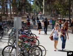 大学鼓励学生骑乘脚踏车上学，以减少废气排放