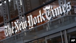 Znak Njujork tajmsa iznad ulaza u zgradu ove medijske kuće