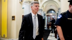 Bivši ambasador Vilijam Tejlor izlazi sa svedočenja iza zatvorenih vrata na Kapitol Hilu, 22. oktobra 2019.