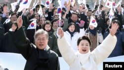 문재인 한국 대통령과 부인 김정숙 여사가 1일 서울 서대문형무소역사관에서 제99주년 3.1절 기념식을 마친 뒤 시민들과 함께 독립문까지 만세운동을 재연하며 행진하고 있다.