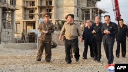지난달 29일 김정은 북한 국무위원장이 평안북도 홍수 피해 지역의 복구 프로젝트를 시찰하고 있다.