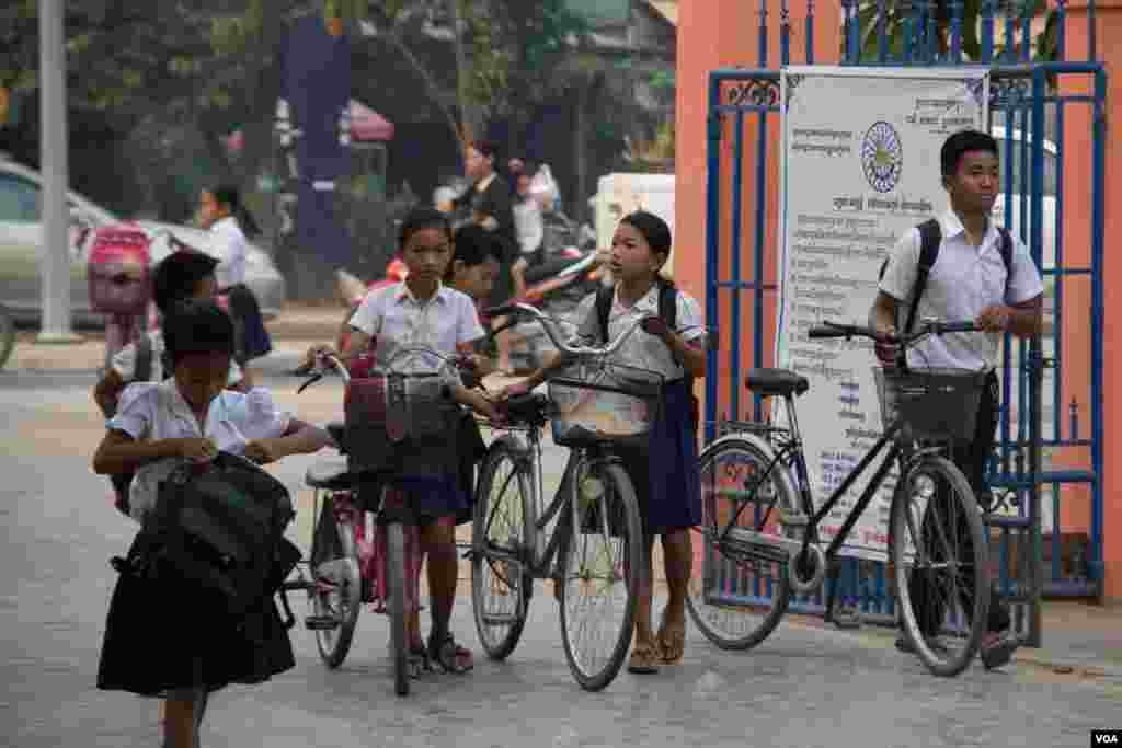 The Cambodian tourist town of Siem Reap near the famed temple complex of Angkor remains calm as usual on Friday morning, March 20, 2015, just around 12 hours before the expected arrival of US First Lady Michelle Obama who will be the first sitting First Lady to visit the country. (Nov Povleakhena/VOA Khmer) 