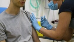 მოხალისე პაციენტს საცდელ ვაქცინას უკეთებენ