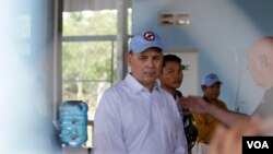 U.S. Ambassador to Cambodia William A. Heidt visits Cambodian Mine Action Center (CMAC) in Kampong Chhnang province, Cambodia, March 31, 2017. (Sun Narin/VOA Khmer))