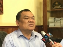 រូបឯកសារ៖ លោក ញឹក ប៊ុនឆៃ​ ប្រធាន​គណបក្ស​ខ្មែរ​រួបរួមជាតិ​ ផ្តល់​បទសម្ភាសន៍​ជាមួយវីអូអេ ក្រោយ​លោក​ត្រូវបាន​ដកដំណែង​ ក្នុង​រាជធានី​ភ្នំពេញ​ នៅថ្ងៃទី១​ ខែមិថុនា​ ឆ្នាំ២០១៧។ (ហ៊ាន សុជាតា/វីអូអេ)