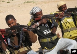 Somali's are trained how to handle assault rifles at the Arbiska training camp just outside the Somali capital, Mogadishu (2006 file photo)