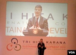 Prof. Jeffrey D Sachs saat menyampaikan pidato pada pembukaan Konferensi Internasional Pembangunan Berkelanjutan di Nusa Dua Bali, 6 Oktober 2013 (VOA/Muliarta)