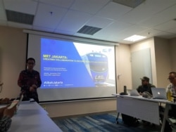 Direktur Operasional dan Pemeliharaan PT MRT Jakarta Muhammad Effendi saat melakukan pemaparan di Jakarta, 15 November 2019. (Foto: Ghita Intan/VOA)