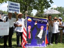 រូបឯកសារ៖ បាតុករ​កាន់​បដា​រូប​លោក កឹម សុខា និងលោក សម រង្ស៊ី មេដឹកនាំ​គណបក្ស​ប្រឆាំង នៅក្នុង​ការ​ប្រមូល​ផ្តុំ​គ្នា​មួយ នៅ​ក្បែរ​រដ្ឋ​សភា​អាមេរិក រដ្ឋធានី​វ៉ាស៊ីនតោន ថ្ងៃទី១៧ ខែកក្កដា ឆ្នាំ២០១៩។