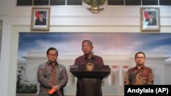 Menko Perekonomian Darmin Nasution di kantor Presiden Jakarta, Rabu 23 Desember 2015 menjelaskan kondisi ekonomi Indonesia 2015 dan prediksi 2016.(Foto: VOA/Andylala).