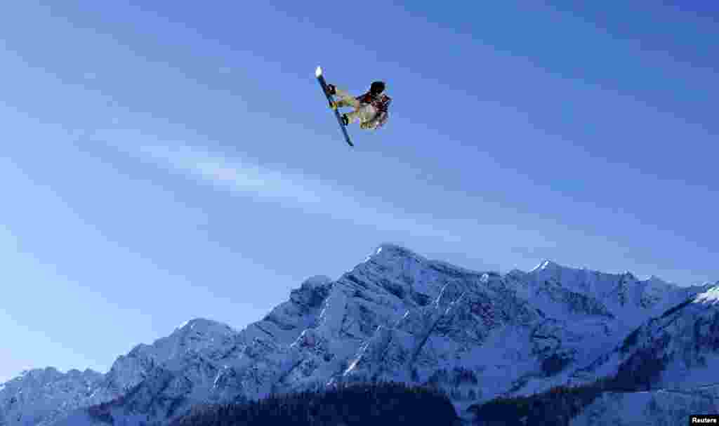 Atlit snowboard AS Ryan Stassel melompat di udara pada latihan slopestyle snowboard di Olimpiade Musim Dingin 2014 di Sochi, 4 Februari 2014.