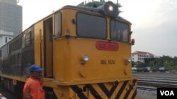 A train is ready to depart the railway station to Phnom Penh International Airport, Phnom Penh, Cambodia, April 10, 2018. (Hul Reaksmey/VOA Khmer) 