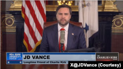 2025年9月15日，美国副总统万斯主持《查理·科克秀》特别节目向遇刺身亡的政治活动人士科克致敬。