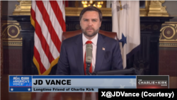 جی دی ونس به افتخار دوست و متحد نزدیکش، «شوی چارلی کرک» را اجرا کرد