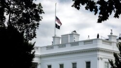 Američka zastava spuštena na pola jarbola u pomen Elizabeti Drugoj