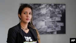 Mariana Molero mengenakan kaus bertuliskan "TPS untuk orang Venezuala" di rumahnya di Pembroke Pines, 22 Januari 2021. TPS adalah status perlindungan sementara dari pemerintah AS untuk orang-orang yang lari dari pergolakan politik.