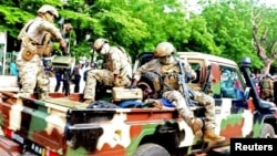 umugabo washakaga guhitana Koloneli Asimi Goita Perezida w'inzibacyuho wa Mali aryamye mu ikamyoneti nyuma yo gutabwa muri yombi