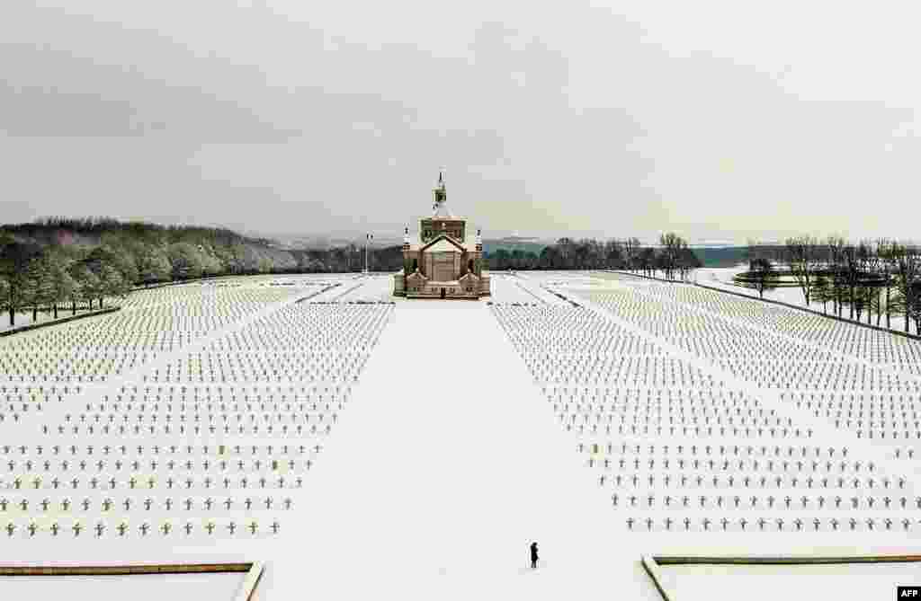 ទីបញ្ចុះ​សព​របស់​ទាហាន​ក្នុង​សង្រ្គាម​លោក​លើកទី​១​ Notre Dame de Lorette នៅភាគខាងជើង​ប្រទេស​បារាំង​ត្រូវ​បាន​គ្របដណ្តប់​ដោយ​ព្រិល​ដ៏ក្រាស់។