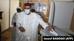 Le candidat à la présidence du Niger, Mohamed Bazoum, vote à Niamey le 27 décembre 2020.