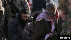 Para pria yang ditahan oleh Pasukan Demokratik Suriah setelah keluar dari kantong ISIS terakhir dekat Desa Baghouz, Provinsi Deir Al Zor, Suriah, 1 Maret 2019. (Foto: Reuters) 