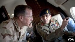 Jenderal Ashfaq Parvez Kayani (kanan), memberikan informasi kepada Laksamana Mike Mullen dalam peninjauan dari pesawat udara di utara Pakistan, 24 Juli 2010.