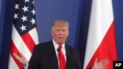 Presiden Amerika Serikat Donald Trump menjawab sebuah pertanyaan dalam konferensi pers bersama Presiden Polandia Andrzej Duda, di Warsawa, Polandia, 6 Juli 2017. (AP Photo/Czarek Sokolowski)
