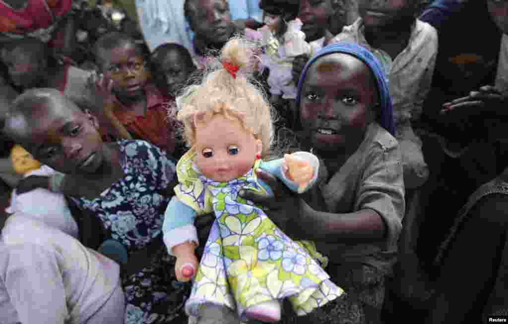 Seorang gadis Kongo yang terlantar akibat pertempuran baru-baru ini di North Kivu, memegang boneka di ruang ramah anak (CFS) dalam kamp Mugunga III untuk para pengungsi di dekat Goma, timur Republik Demokratik Kongo.