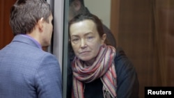 Rusko-američka novinarka Alsu Kurmasheva sa advokatom u sudu u Kazanju u Rusiji. (Foto: REUTERS/Alexey Nasyrov)