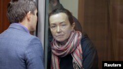 "Ozodlik" jurnalisti Alsu Kurmasheva Kazan shahridagi sudda advokati bilan gaplashmoqda, 1-dekabr, 2023 