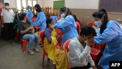 Para pelajar menerima vaksinasi COVID-19 di sebuah sekolah di Mumbai, India (6/9) (foto: ilustrasi). 