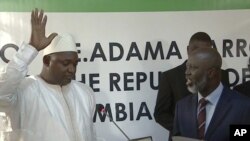 Adama Barrow, diambil sumpahnya sebagai Presiden Gambia di Kedutaan Gambisa di Senegal, Kamis, 19 Januari 2017 (Foto: dok).