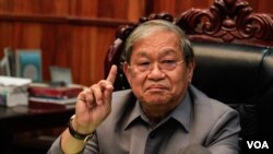 លោក ​ខៀវ កាញារីទ្ធ​ រដ្ឋមន្ត្រី​ក្រសួង​ព័ត៌មាន​ ថ្លែង​អំពី​ចំណាត់​ការ​ពាក់ព័ន្ធ​នឹង​ការ​បិទ​ស្ថាប័ន​សារព័ត៌មាន​មួយ​ចំនួន​នៅកម្ពុជា​នៅក្នុង​សន្និសីទ​សារព័តមាន​ នៅថ្ងៃទី​២៤​ ខែ​សីហា​ ឆ្នាំ២០១៧។​ (ហ៊ាន សុជាតា/VOA)