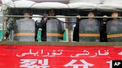 Polisi paramiliter berpatroli di jalan-jalan di Urumqi, provinsi Xinjiang, China bagian barat.