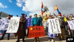 蒙古人在首都乌兰巴托集会抗议中国当局在内蒙古实行双语教学政策。（2020年9月15日）