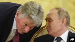 Tổng thống Nga Vladimir Putin (phải) trò chuyện với người phát ngôn Điện Kremlin Dmitry Peskov tại hội nghị thượng đỉnh các nguyên thủ quốc gia của Cộng đồng các quốc gia độc lập (CIS) tại Điện Kremlin ở Moscow, Nga, ngày 8/10/2024.