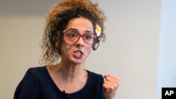 ARHIVA - Iranska disidentkinjat Masih Alinedžad govori tokom intervjua za AP, 23. septembra 2023. u Njujorku. 