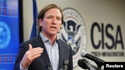 Mokambi ya misala ya bokengi ya Cybersecurité mpe Infrastructures (CISA) Christopher Krebs azali kolobela maponami ya Amerika na Arlington, Virginia, U.S., 3 mars 2020. 